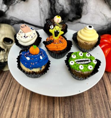 Pack de cupcakes decorados con motivos de Halloween en fondant: calabazas, monstruos, ojitos y lápidas.