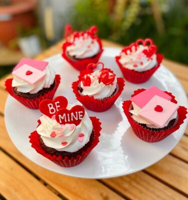 Pack de 6 cupcakes decorados con fondant de cartas y corazones, ideales para San Valentín.