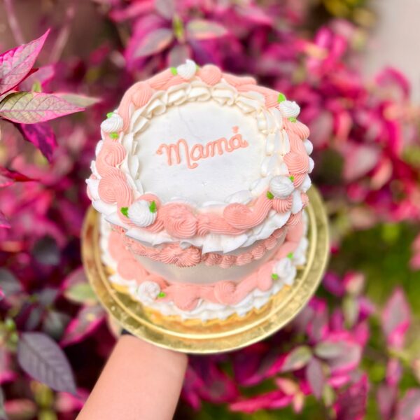 Mini torta cubierta y decorada con buttercream, ideal para el Día de la Madre.