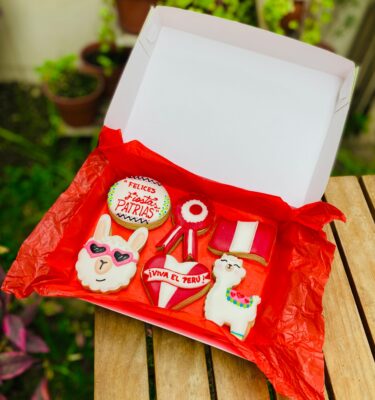 Set de 6 galletas artesanales decoradas con glasé, presentadas en una caja ecológica.