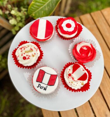 Set de 6 cupcakes con frosting rojo y blanco, presentados en una caja blanca con ventana.
