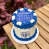 Burncake bañada en buttercream con los colores azul y blanco de Alianza Lima, decorada con el logo del equipo en la parte superior.