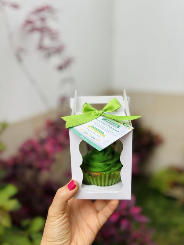 Caja de cupcakes personalizados con decoración en buttercream, ideales para eventos corporativos o regalos empresariales.