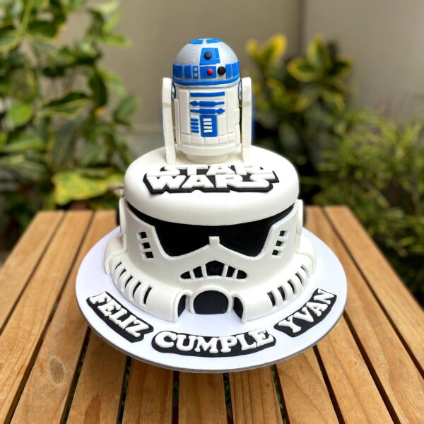 Torta de un piso con forma de Stormtrooper y figura de R2-D2 en fondant en la parte superior.