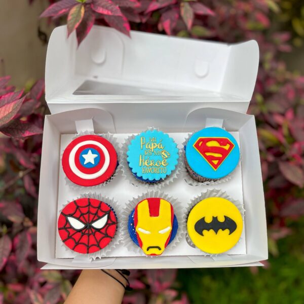 Pack de 6 cupcakes decorados con fondant en forma de superhéroes, ideales para celebrar el Día del Padre con un toque divertido y heroico.