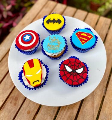 Pack de 6 cupcakes decorados con fondant en forma de superhéroes, ideales para celebrar el Día del Padre con un toque divertido y heroico.