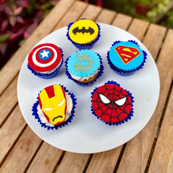 Pack de 6 cupcakes decorados con fondant en forma de superhéroes, ideales para celebrar el Día del Padre con un toque divertido y heroico.