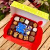Mix Box Día del Padre con topper “Feliz Día Papá” y trofeo, selección de postres surtidos en caja elegante.