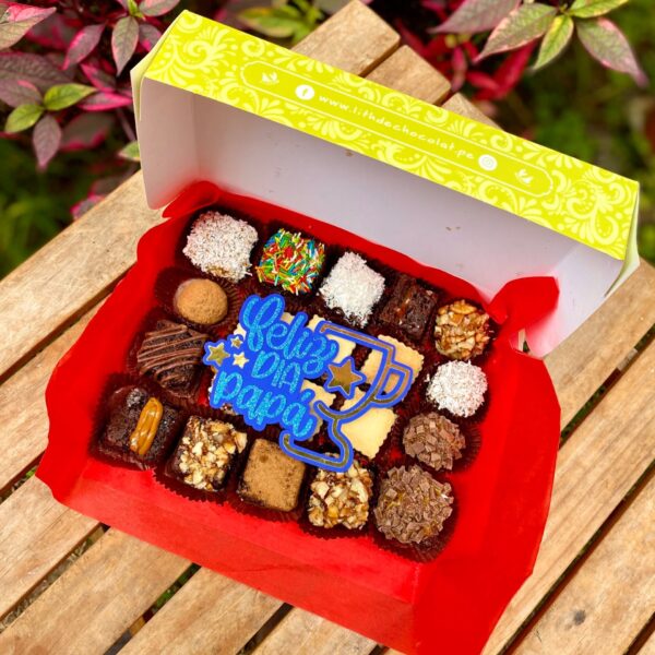 Mix Box Día del Padre con topper “Feliz Día Papá” y trofeo, selección de postres surtidos en caja elegante.