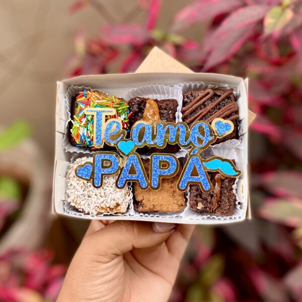 Mini six de brownies decorados con un topper que dice “Te amo, papá”, ideal como detalle dulce y emotivo para el Día del Padre.