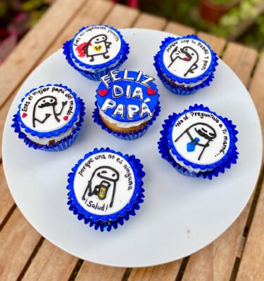 6 cupcakes decorados con la temática del Día del Padre, cada uno con un topper del personaje Flork en diferentes poses, con detalles en fondant alusivos al Día del Padre.