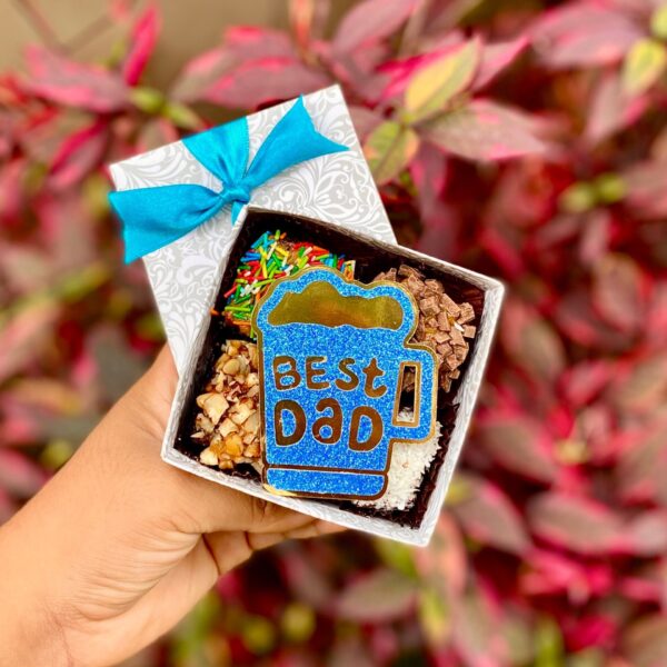 Mini four de brownies decorado con un topper en forma de vaso de cerveza con el mensaje “Best Dad”, ideal para celebrar el Día del Padre de forma dulce y divertida.