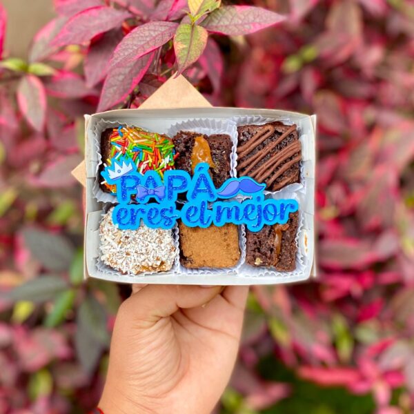 Mini six de brownies decorados con un topper que dice “Papá, eres el mejor”, acompañado de una coronita y un bigote. Ideal como detalle especial y divertido para el Día del Padre.