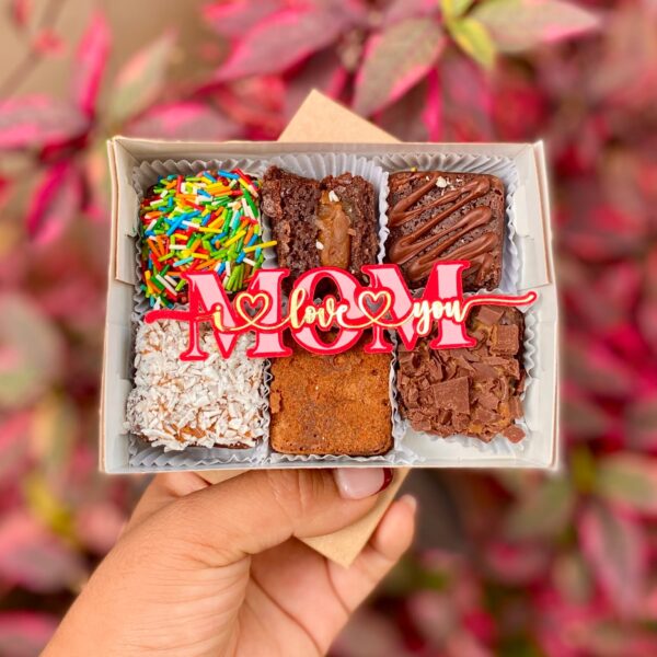 Cajita de 6 mini brownies con topper de cartulina que dice “Mom, I love you”, especial para el Día de la Madre.