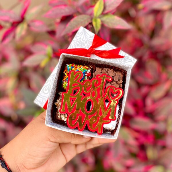 Cajita de 4 mini brownies con topper de cartulina que dice "Best Mom Ever", ideal para regalar en el Día de la Madre.