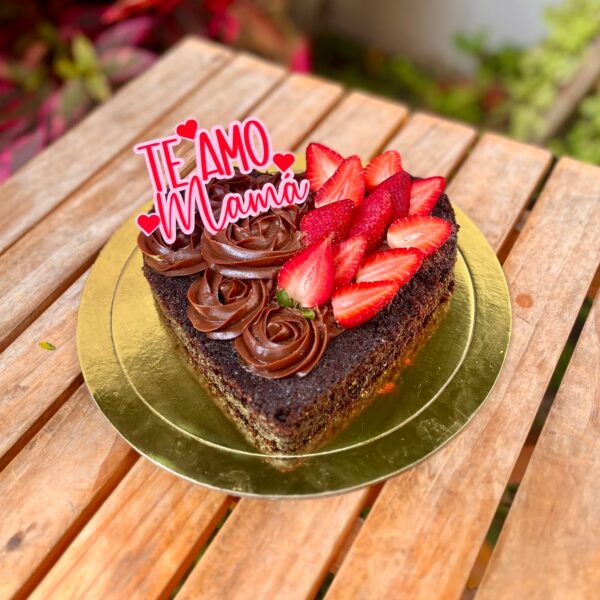 Brownie grande en forma de corazón, decorado con rosetones de fudge y fresas frescas.