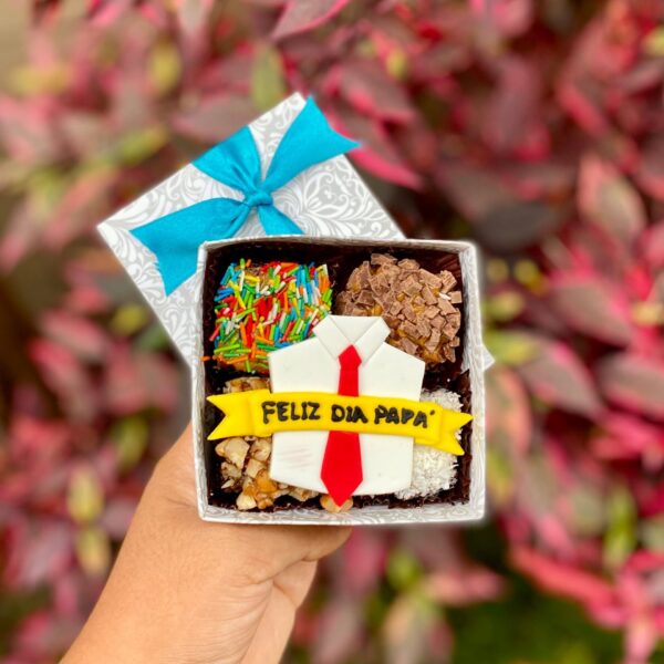 Mini brownie decorado con fondant en forma de camisa y corbata, acompañado de la frase “Feliz Día Papá”, ideal como detalle dulce para el Día del Padre.