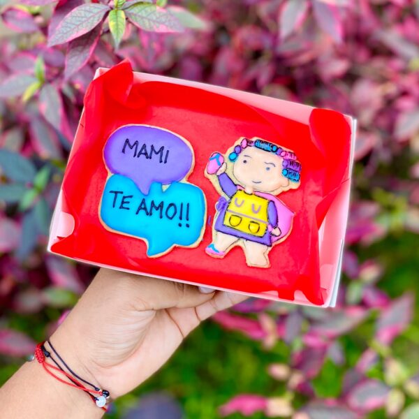 Pack de 2 galletas decoradas: una con burbujas de chat que dicen “Mami te amo” y otra con una ilustración de mamá con una chancla en la mano, por el Día de la Madre.