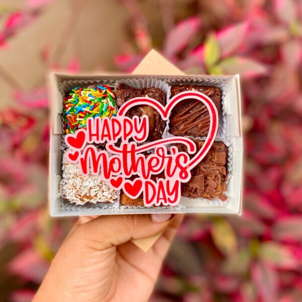 Cajita de mini brownies con topper de cartulina que dice “Happy Mother’s Day”, ideal para regalar en esta fecha especial.