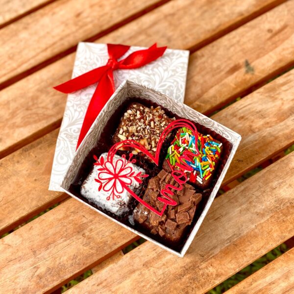 Cajita de 4 mini brownies con topper en forma de corazón con la palabra “Mom” en el borde, especial para el Día de la Madre.