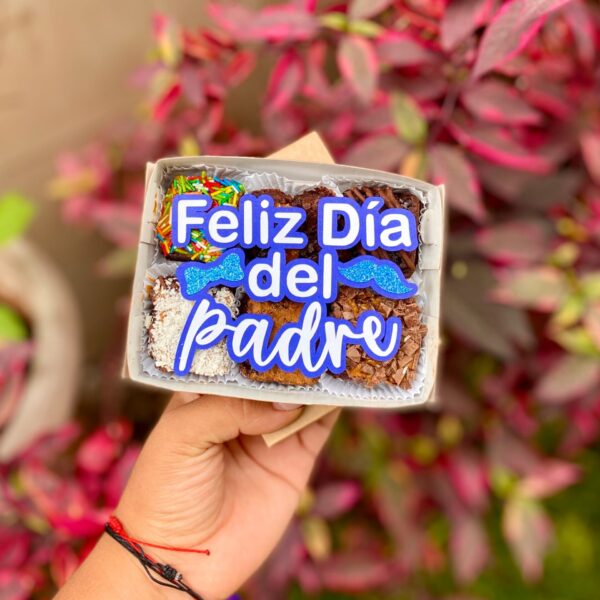 Mini Six de brownies con topper de cartulina que dice “Feliz Día del Padre”, decorado con una corbata michi y un bigote. Ideal como detalle dulce y divertido para celebrar a papá.