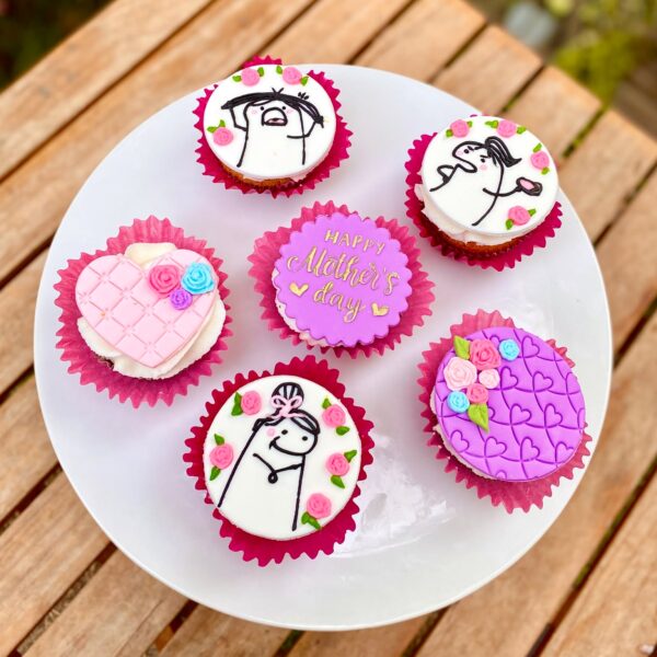 Cupcakes decorados con fondant con diseños especiales por el Día de la Madre.