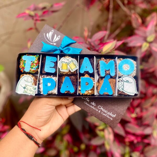Caja vintage con 12 brownies de chocolate decorados con papel de arroz comestible con diseños temáticos por el Día del Padre y la frase “Te amo, papá”.