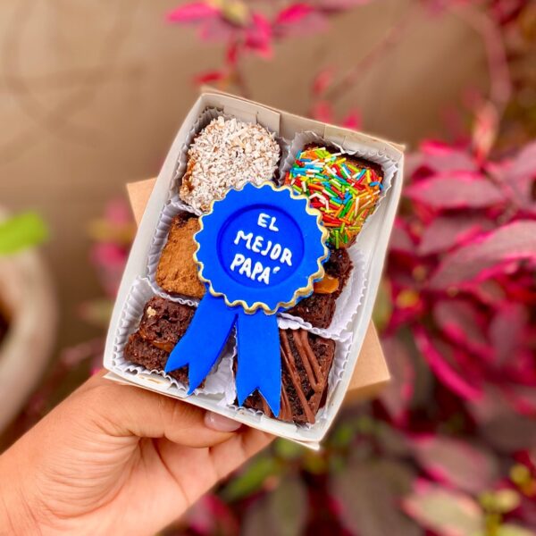 Mini Six de brownies decorados con fondant en forma de medalla, con la frase “El Mejor Papá” en el centro. Ideal como regalo dulce y simbólico para el Día del Padre.