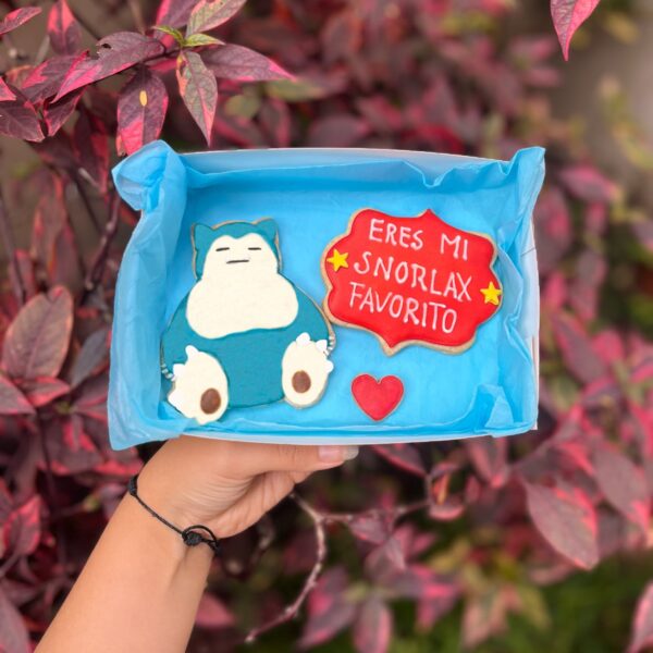 Dúo de galletas decoradas: una con la figura de Snorlax y otra con la frase “Eres mi Snorlax favorito”.