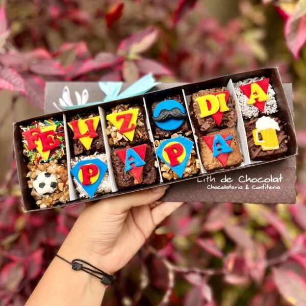 Caja estilo vintage que contiene brownies decorados en fondant con temática del Día del Padre, ideales para regalar.