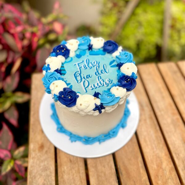 Burncake por el Día del Padre en tonos blanco, celeste y azul, con cubierta que se quema para revelar un mensaje sorpresa.