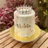 Torta blow cake bañada en buttercream, decorada con corona dorada, mariposas y brillito, con nombre personalizado.