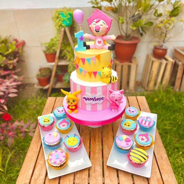 Torta de dos pisos Plim Plim en tonos rosados con personajes del dibujo, incluyendo Plim Plim, la abejita, el gatito y el conejito.