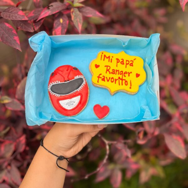 Dúo de galletas decoradas: una con la cara del Power Ranger rojo y otra con la frase “Mi papá Ranger favorito”.