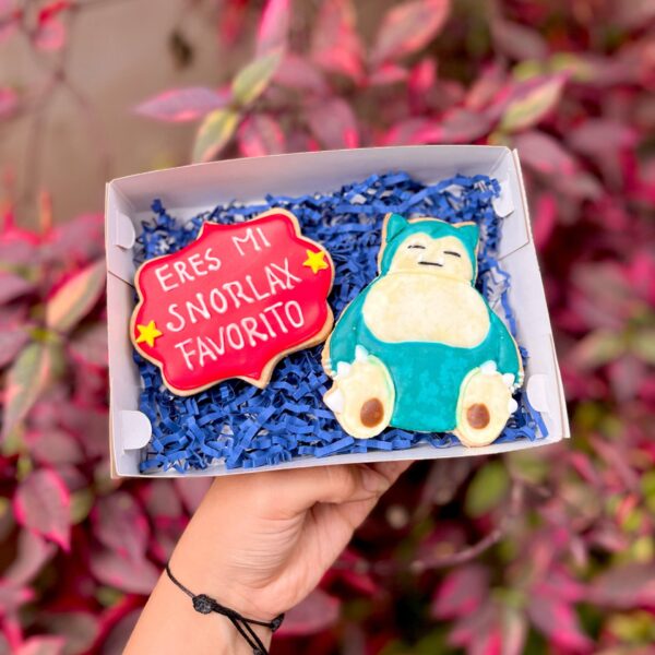 Dúo de galletas decoradas: una con la figura de Snorlax y otra con la frase “Eres mi Snorlax favorito”.