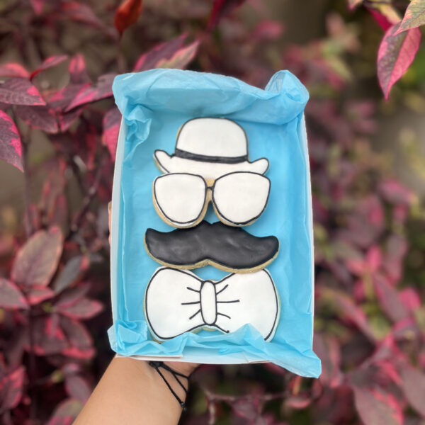 Pack de cuatro galletas decoradas: un sombrero, unos lentes, un bigote y una corbata michi, con estilo vintage para el Día del Padre.