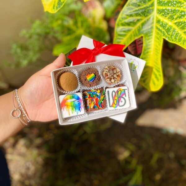 Caja con 3 brownies y 3 trufas decoradas con fondant alusivo al Pride: corazón arcoíris, boca mordida con los colores del Pride y la palabra “LGBT”