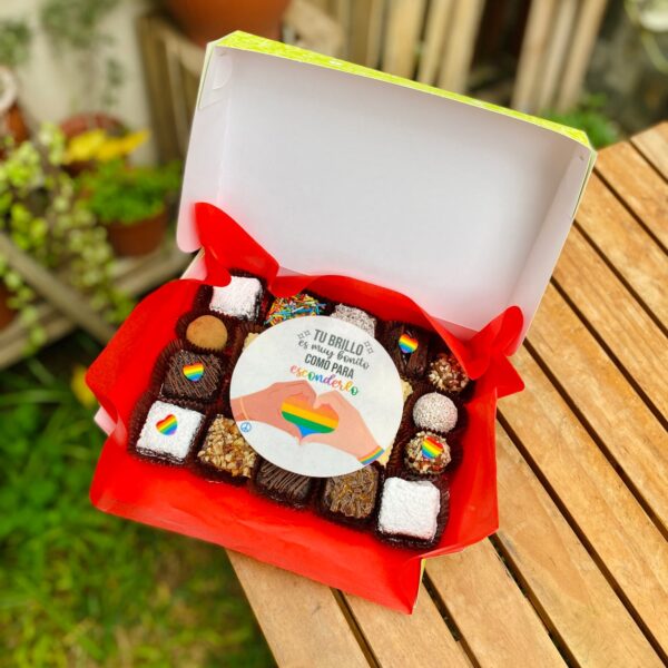 Mix Box Colores con topper de papel de arroz y corazones de fondant con los colores de la bandera Pride.
