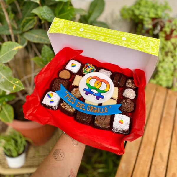 Mix Box con decoraciones en fondant de dos símbolos de mujeres con los colores de la bandera Pride, acompañado de un banner que dice “Mes del Orgullo”.