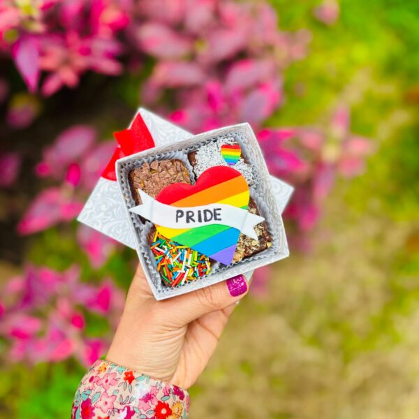 Caja con 4 mini brownies decorados con un topper de fondant en forma de corazón con los colores del Pride y un banner que dice "Pride"