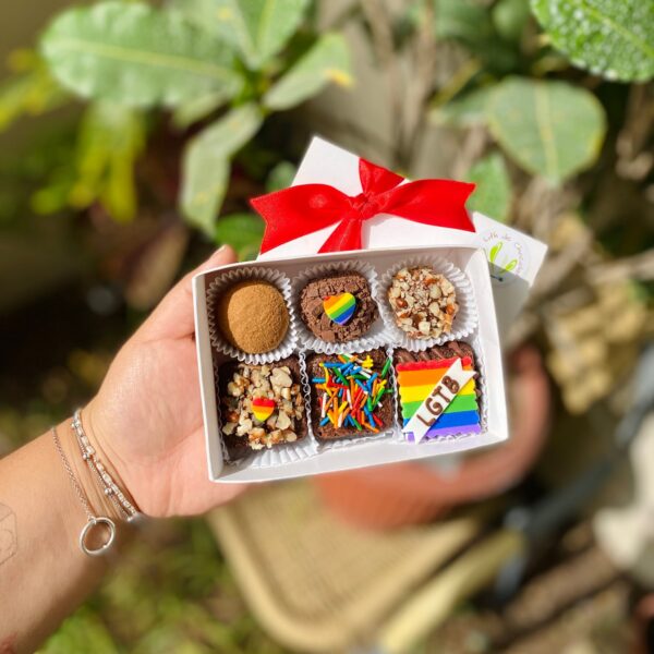 Caja con 3 brownies y 3 trufas decoradas con fondant: dos corazones con los colores de la bandera Pride y un cuadrado arcoíris con la palabra “LGTB”