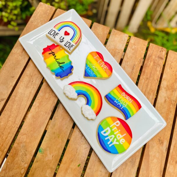 Celebra con orgullo, dulzura y mucho color con nuestro Pack de Galletas Pride, una colección de 6 galletas decoradas con frases poderosas y diseños vibrantes inspirados en la bandera del arcoíris.