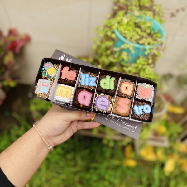Una caja con sabor a gratitud Nuestra edición vintage por el Día del Maestro viene con 12 brownies decorados con papel de arroz y el mensaje “Feliz Día Maestro”. ¡Un detalle elegante y lleno de cariño!