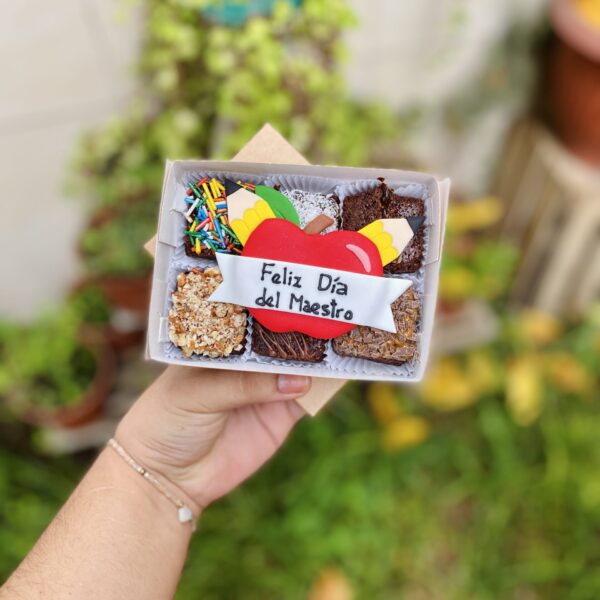 Un detalle clásico, simbólico y delicioso. Nuestro Mini Six por el Día del Maestro viene con una manzana en fondant, el mensaje “Feliz Día del Maestro” y dos lápices decorativos que lo hacen aún más especial. ¡Un regalito con mucho cariño para agradecer enseñando con sabor!