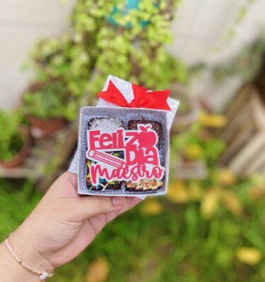 Un detalle dulce y lleno de gratitud. Nuestro mini four especial por el Día del Maestro viene con un topper de cartulina con diseño de manzanita, lápiz y el mensaje “Feliz Día Maestro”. ¡Ideal para agradecer con sabor y estilo!