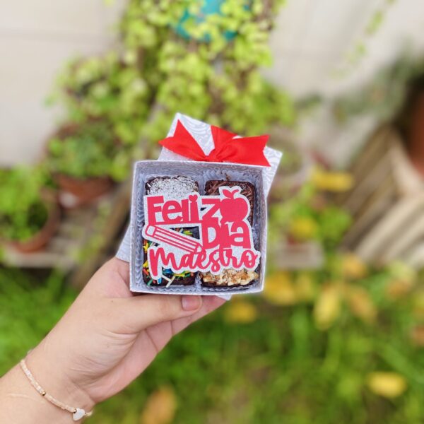 Un detalle dulce y lleno de gratitud. Nuestro mini four especial por el Día del Maestro viene con un topper de cartulina con diseño de manzanita, lápiz y el mensaje “Feliz Día Maestro”. ¡Ideal para agradecer con sabor y estilo!