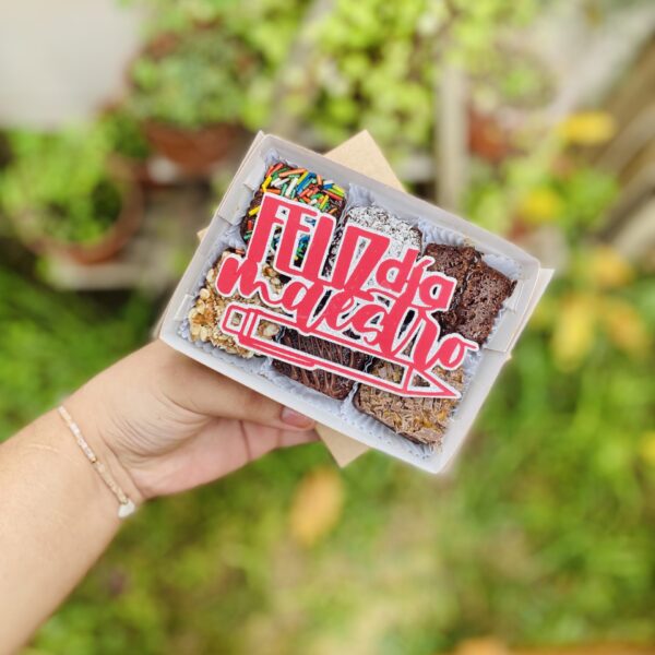 Un detallito que dice gracias con sabor. Nuestro Mini Six “Lapicito” trae 6 brownies con un topper de cartulina que incluye un lápiz y el mensaje “Feliz Día Maestro”. ¡Ideal para sorprender a ese profe que siempre da lo mejor!