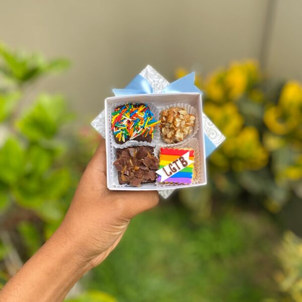 Mini Four con brownie, trufa y alfajor decorado con fondant en forma de cuadrado con los colores del Pride y la palabra “LGBT”.