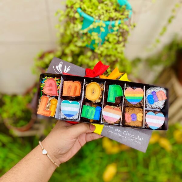Detalle dulce con topper de papel de arroz que dice “Amor sin límites” y corazones en colores del Pride.