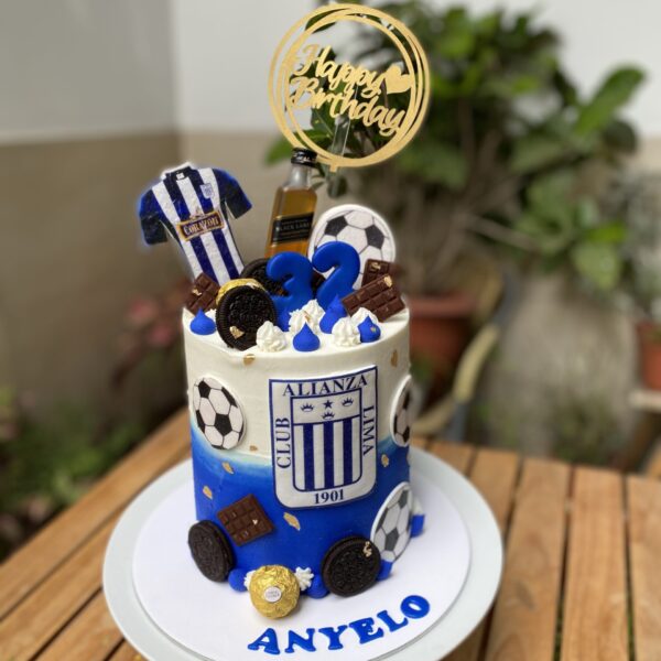 Torta de Alianza Lima con escudo, camiseta, topper “Happy Birthday”, alfajores con pelota de fútbol, golosinas y mini botella de whisky.